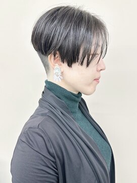 モリオ(morio) =刈り上げショート女子くびれショート前下がりショート30代40代