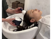 変化を感じやすくするため、まずは「素髪」の状態へ