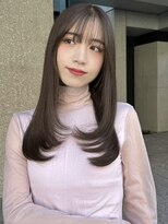 ローネス(LONESS)&nbsp;透明感たっぷりグレーベージュとまとまる低めレイヤー