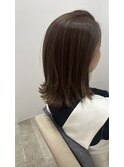 柔らかなグレージュカラーのミディアムヘア