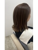 プロスプロカ(Pros-Proca)&nbsp;柔らかなグレージュカラーのミディアムヘア
