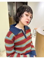 ホロ(hollo)&nbsp;ボブレイヤーウルフニュアンス黒髪パーマオン眉