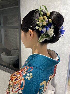 アロー(arrow) ツルッとシニヨン卒業式ヘアアレンジ【もえみ】