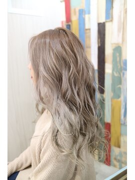 ミルプデザイン(MilP design) 外国人風ホワイトカラー