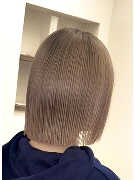 ヘルム(Helm) ペールベージュ[名駅/透明感カラー/Wカラー/ハイライト]