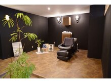 ムート(Mut)の雰囲気（シャンプーブースは、温もりのある照明と植物に囲まれた癒し空間）