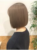 ミルクティーグレージュ×ミディアムボブ