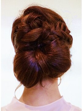 ヘアースペース ムーン(Hair Space MOON) リボンの形の編み込みヘアー