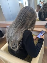 シカ 神戸三宮元町店(Cica)&nbsp;バレイヤージュ ハイライト ハイトーン 三宮 ブリーチ 元町