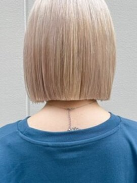 サクラ オモテサンドウ(SAKURA) 切りっぱなしボブ×ハイトーンホワイトブロンド/タッセルボブ