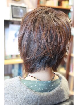 オーバーキャプテンネイキッド(OVER CAPTAIN NAKED) マフラーやアウターでもお洒落に見える冬の前下がりアレンジボブ