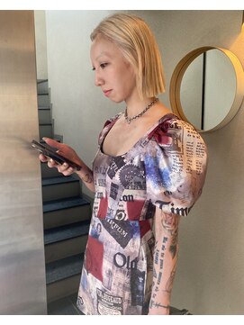 タルト(TARTE) ホワイトベージュ/切りっぱなしボブ