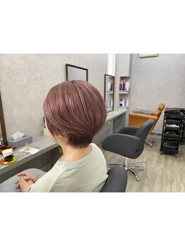 髪のエイジングサインに悩む大人女性に◎白髪をカバーしながら、素髪に宿る艶と潤いを呼び覚ます＋αのケア