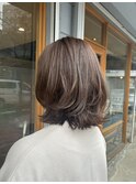 外ハネくびれミディレイヤー　ピンクベージュ
