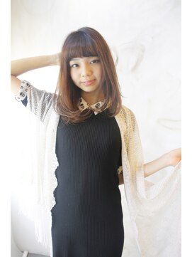 ブーケ(BOUQUET) 人気のロブ女子です。毛先を内巻きスタイリングがポイントです。