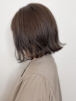 コンフィープラス(comfy plus) 20代30代40代外ハネアッシュグレージュ肩ライン耳掛け