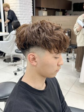 短めスペインカールブラウンスパイラルパーマツーブロック