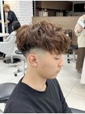 短めスペインカールブラウンスパイラルパーマツーブロック
