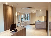 明るい日差しの入る空間で大切なお時間をお楽しみください