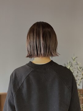 フープ 川越(hoop) 白髪ぼかしハイライトでプツっとミニボブ小顔効果/ショート/ボブ