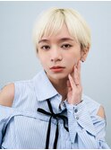 前髪あり似合わせハイトーンショートヘアホワイトベージュカラー