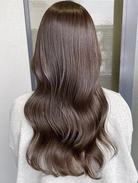 グレーブラウン/ハイレイヤーカット/シンメトリー