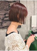 ピタッと収まるタイトなストレートボブ
