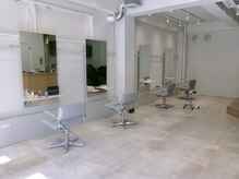 エマ 経堂(EMMA)の雰囲気(開放的でリラックスできるくつろぎの空間。清潔感のある店内)