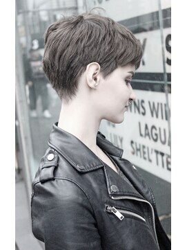 アン・ハサウェイ　風ベリーショート