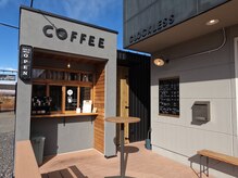 併設されたカフェから待ち時間も本格的なcafe drinkを提供