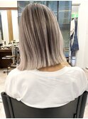 春のトレンド外国人風バレイヤージュとホワイトベージュのボブ
