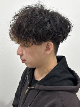 ヒュイル バイ ニアウ(Hwyl by Niau) メンズマッシュパーマシャドウパーマスパイラルパーマ刈り上げ