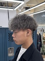 ステラ(STELLA)&nbsp;メンズパーマ/シルバーグレー/波巻きスパイラル/ブリーチパーマ