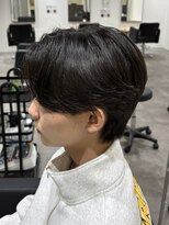 ヒュイル バイ ニアウ(Hwyl by Niau)&nbsp;メンズカットセンターパートウルフニュアンスパーマ刈り上げなし