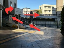 東口の改札を出て左へ進み左手に見える歩道橋の階段を上がる