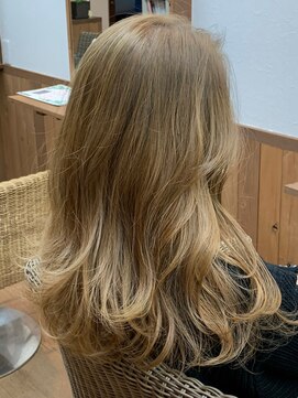 ヘアーサロン プアメリア(Puamelia) クセ毛風パーマナチュラルくびれヘアハイトーンホワイトブロンド
