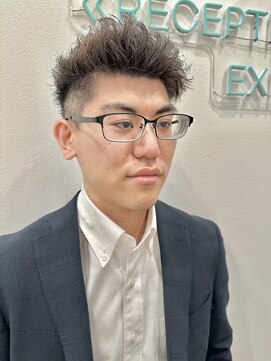 ロミーオム 本厚木(ROMMY. Homme) ツーブロック刈り上げツイストパーマ短髪アップバングメンズヘア