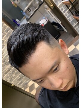 ミリオンバックス 御徒町店(Million Backs) アイロンパーマ×スキンフェード<理容室>[メンズ/眉毛/バーバー]