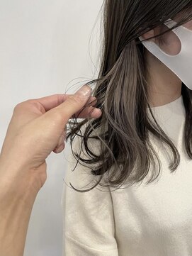 エイチ 梅田(H) ホワイトベージュインナーカラーアンブレラカラー顔まわりカット