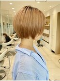 くびれ少なめ丸みショート×バニラベージュ　style by 田爪