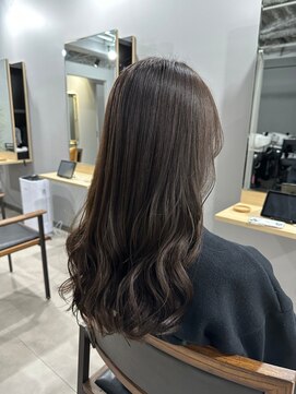 カミエ(kamie) ツヤ感たっぷりのダークブラウン × セミロング