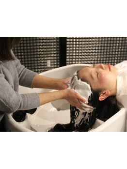 絶妙な加減で行うマッサージで日頃の疲れを癒し頭皮から美しく。ずっと綺麗な髪でいたい方にこそお薦め。