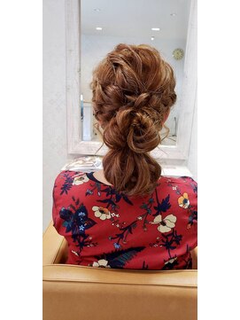 ラッソヘアー(Lasso hair) シニヨンハーフアップ