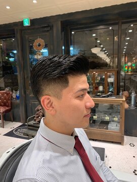 ルドローブラントオオサカ(LUDLOW BLUNT Osaka) 【LUDLOW BLUNT】フェードカット バーバーヘア 七三分け