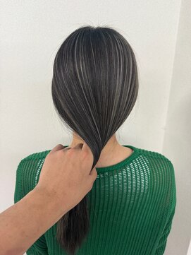 ウル(ulu) ハイライト　白髪ぼかし　ケアブリーチ　グレージュ