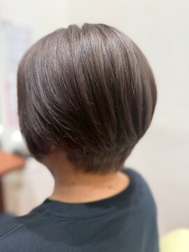 美容室ヒラトヤ 都南店 大人奥行きショート×白髪ぼかしアッシュグレージュ美シルエット