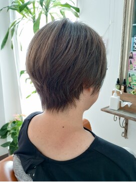 ラグラスヘア(LAGRAS HAIR) カーキの軽やかショート