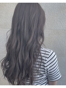 ゲン(gen.) 透け感アッシュベージュ×ロングヘア