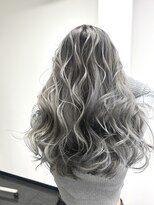 ジゼル(GiseL)&nbsp;バレイヤージュ　ハイライト　シルバー　白髪ぼかし　白髪活かし