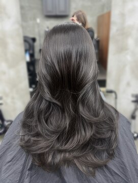 エッセンザ 梅田(ESSENZA) アイスグレージュ　暗髪　レイヤーカット